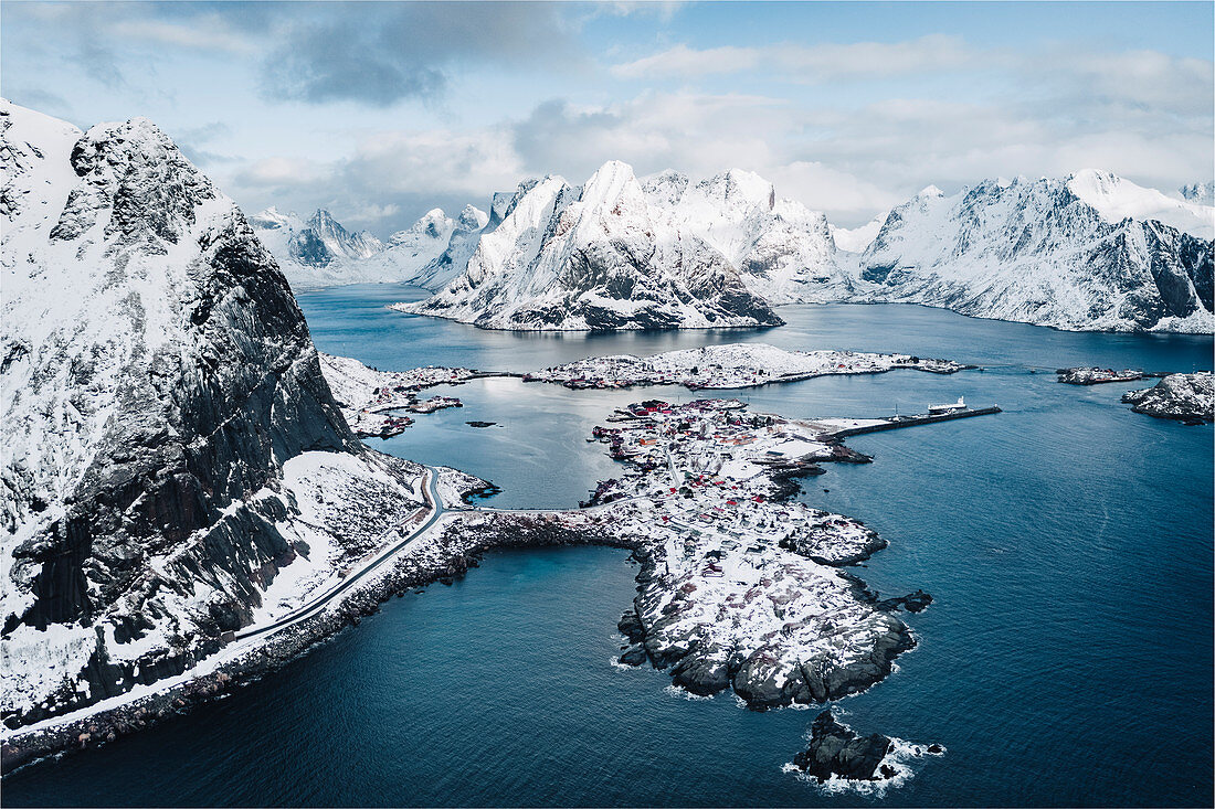 Erhöhte Ansicht von Reine Bucht und Reine Dorf, Lofoten Inseln, Nordland, Norwegen.