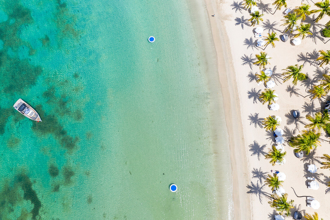 Idyllischer tropischer Carlisle Bay Strand mit weißem Sand, türkisfarbenem Meerwasser und blauem Himmel an der Insel Antigua in der Karibik