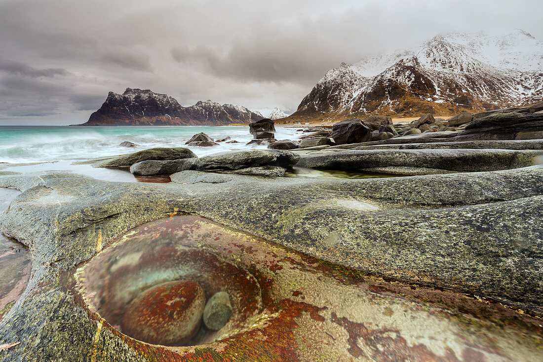 Die Flut, die den Meeresboden am Strand von Utakleiv, Lofoten, Norwegen freilegt