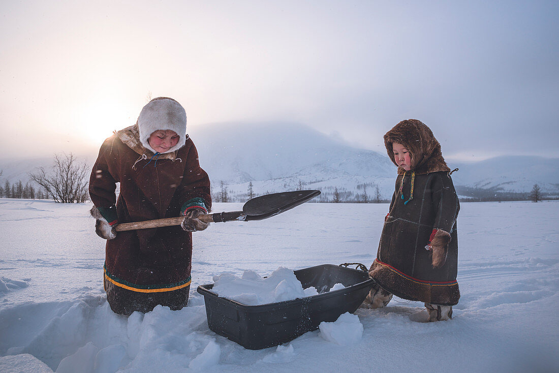 Die traditionelle Art des täglichen Lebens im nomadischen Rentierhirtenlager. Polar Ural, Yamalo-Nenets autonomer Okrug, Sibirien, Russland