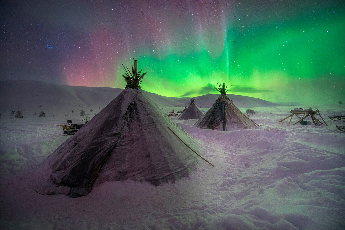 Nordlichter im Lager der nomadischen Rentierhirten. Polar Ural, Yamalo-Nenets autonomer Okrug, Sibirien, Russland