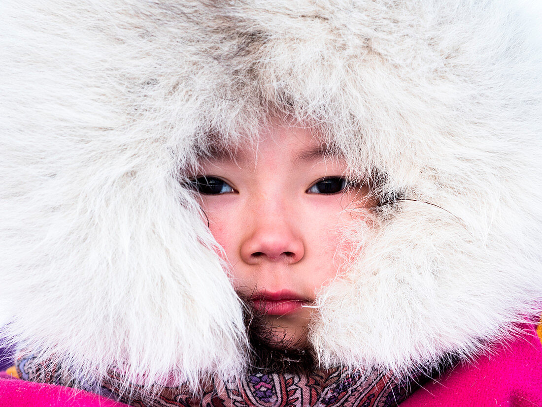 Nenzen-Mädchen mit dem traditionellen Pelzmantel im Lager der nomadischen Rentierhirten. Polar Ural, Yamalo-Nenets autonomer Okrug, Sibirien, Russland