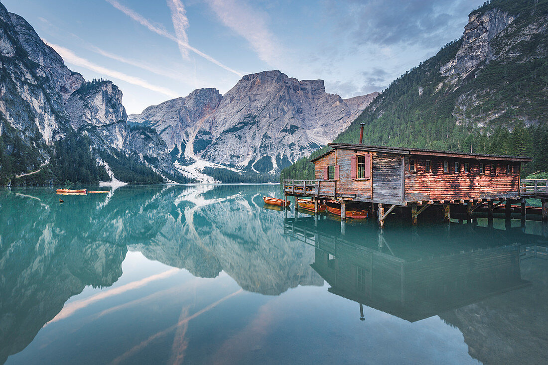 Braies See bei Sonnenaufgang. Naturpark Fanes Sennes Braies, Südtirol, Italien