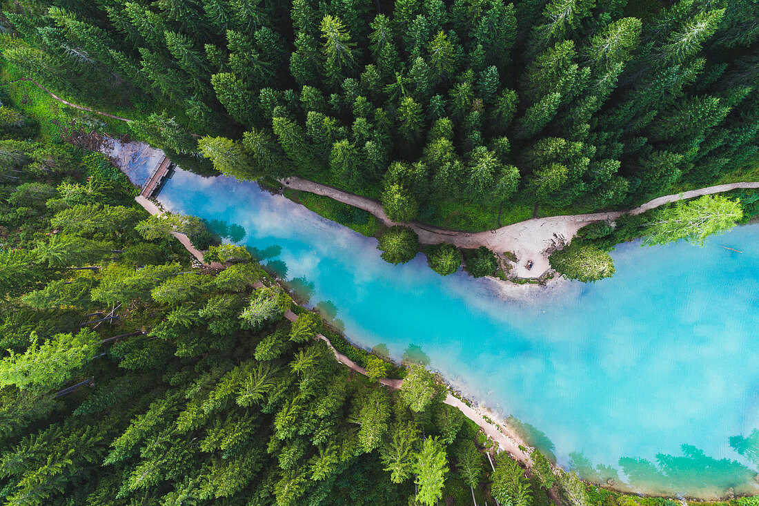 Luftaufnahme des Braies-Sees bei Sonnenaufgang. Naturpark Fanes Sennes Braies, Südtirol, Italien