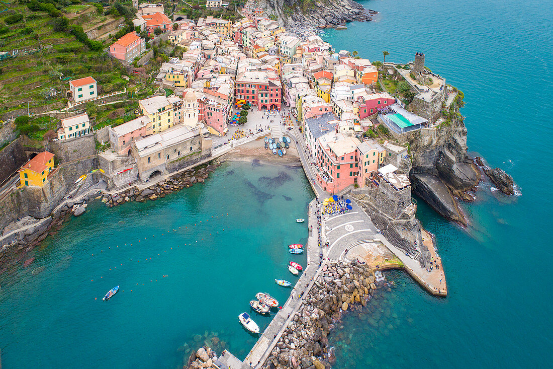 Luftaufnahme von Vernazza, einem kleinen und farbenfrohen Dorf im Naturpark Cinque Terre. Provinz La Spezia, Ligurien, Italien