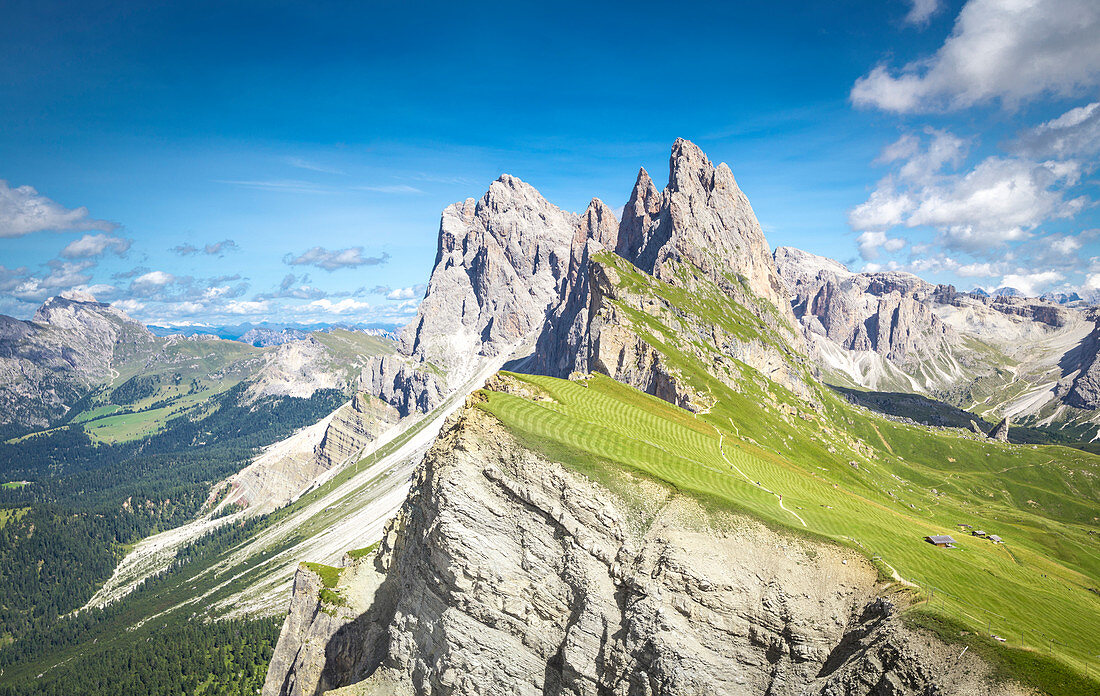 Erhöhte Ansicht, von der Spitze des Seceda-Berges, des Odle-Gebirges, des Puez-Odle-Naturparks, Trentino Südtirol, Italien