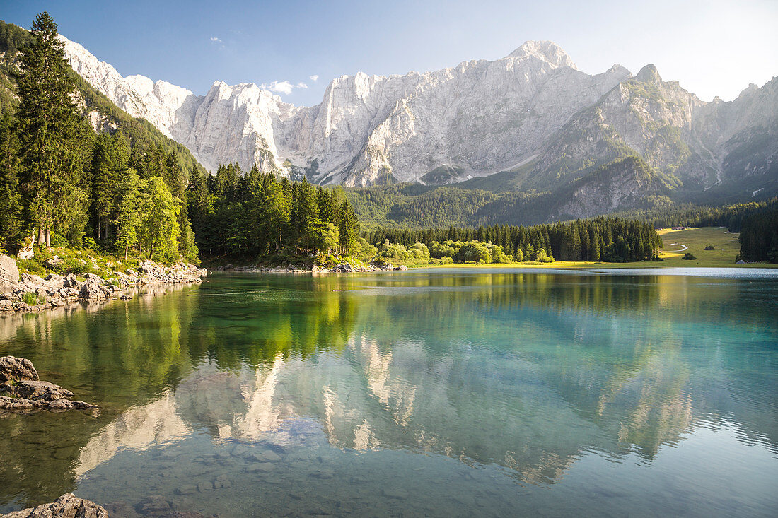 Überlegener Fusine See mit Mount Mangart auf dem Hintergrund. Naturpark Fusine Lakes, Tarvisio, Provinz Udine, Friaul Julisch Venetien, Italien.