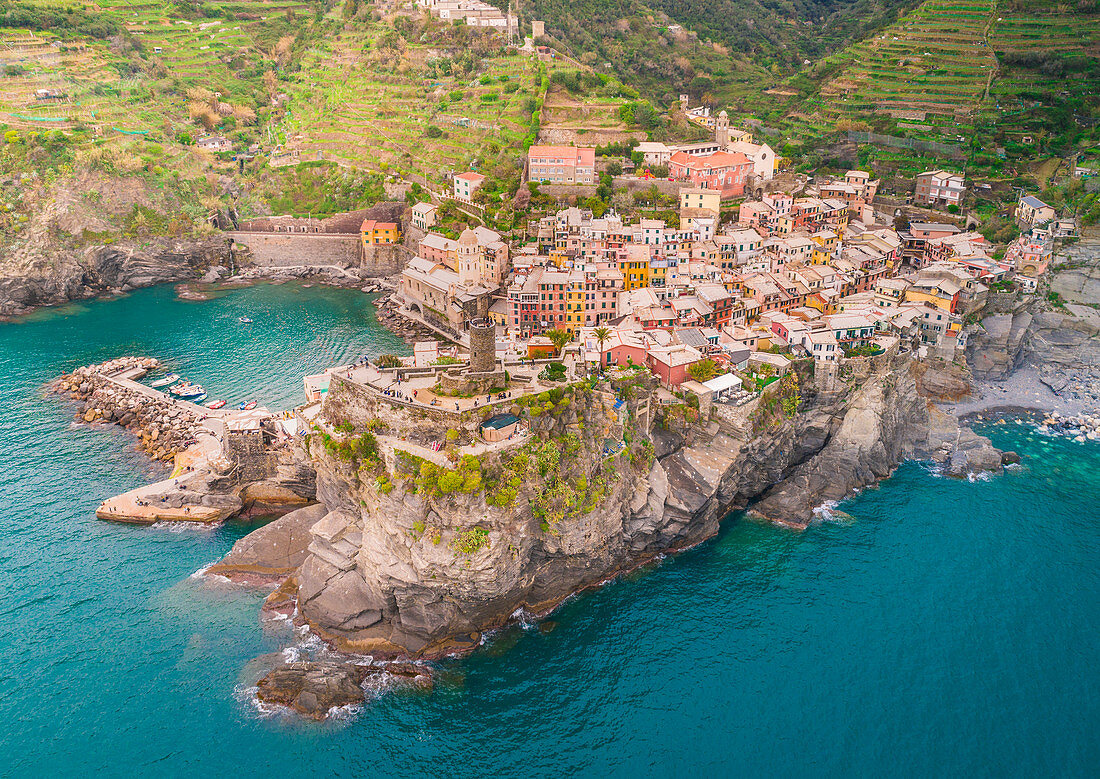 Luftaufnahme von Vernazza, Cinque Terre, Ligurien, Italien