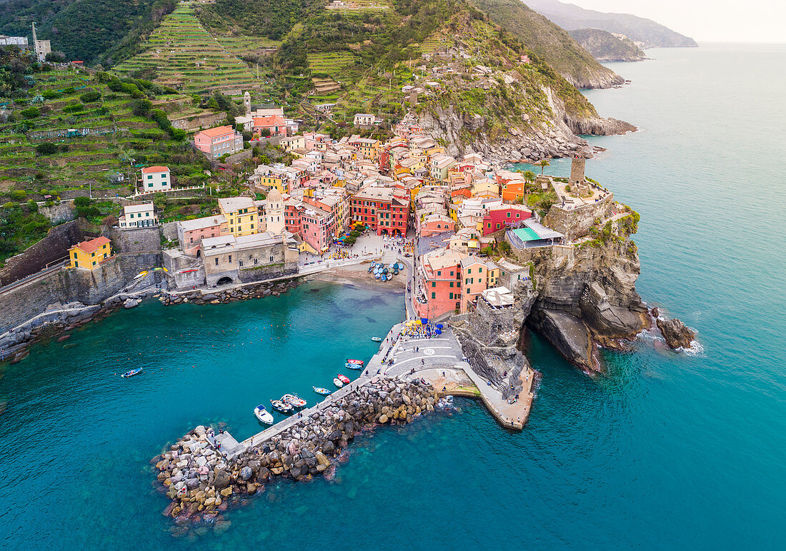 Luftaufnahme von Vernazza, Cinque Terre, Ligurien, Italien