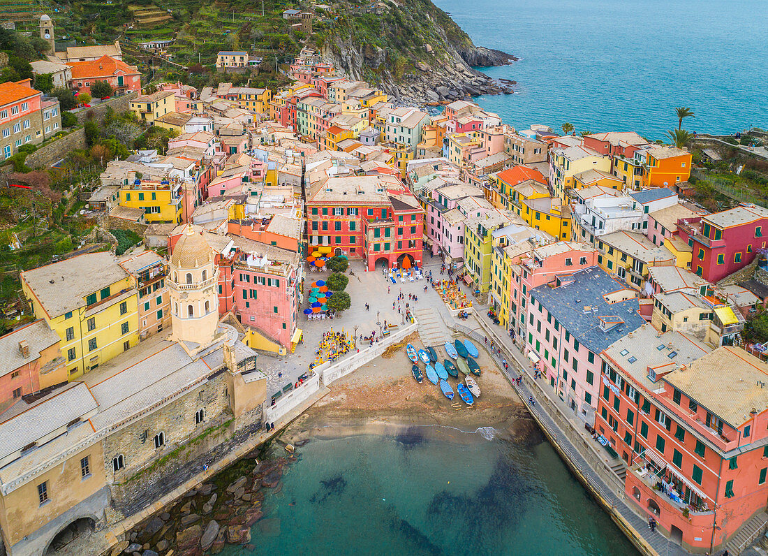 Luftaufnahme von Vernazza, Cinque Terre, Ligurien, Italien