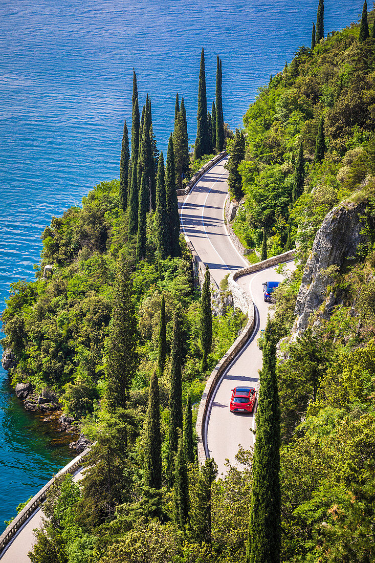 Die SS45 Straße an der Küste des Gardasees. Tremosin, Lombardei, Italien.