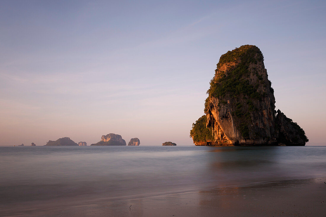 Phra Nang Strand bei Sonnenaufgang, Railay, Krabi, Thailand, Südostasien