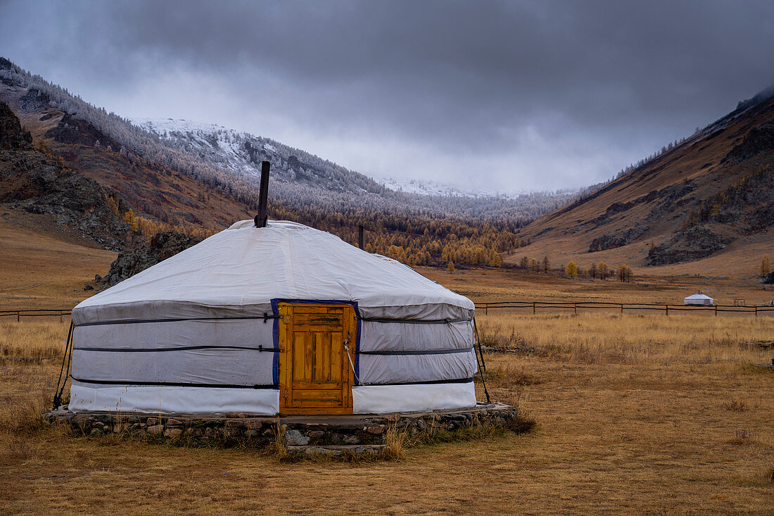 Ein mongolischer Ger auf dem Campingplatz, Terkhiin Tsagaan Nuur National Park, Mongolei, Mongolei, Asien, Asien