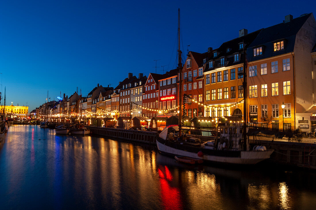 Dänemark, Kopenhagen, Nyhavn zu Weihnachten.