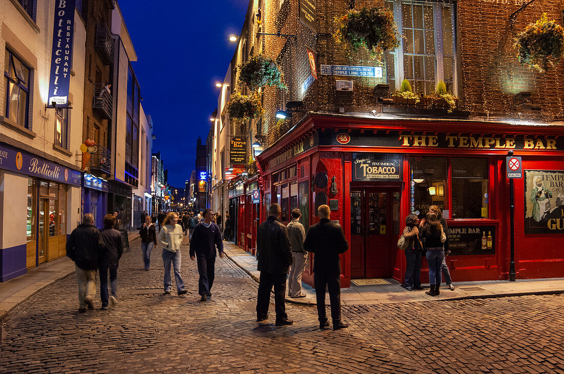 The Temple Bar pub, Temple Bar, Dublin, Ireland.