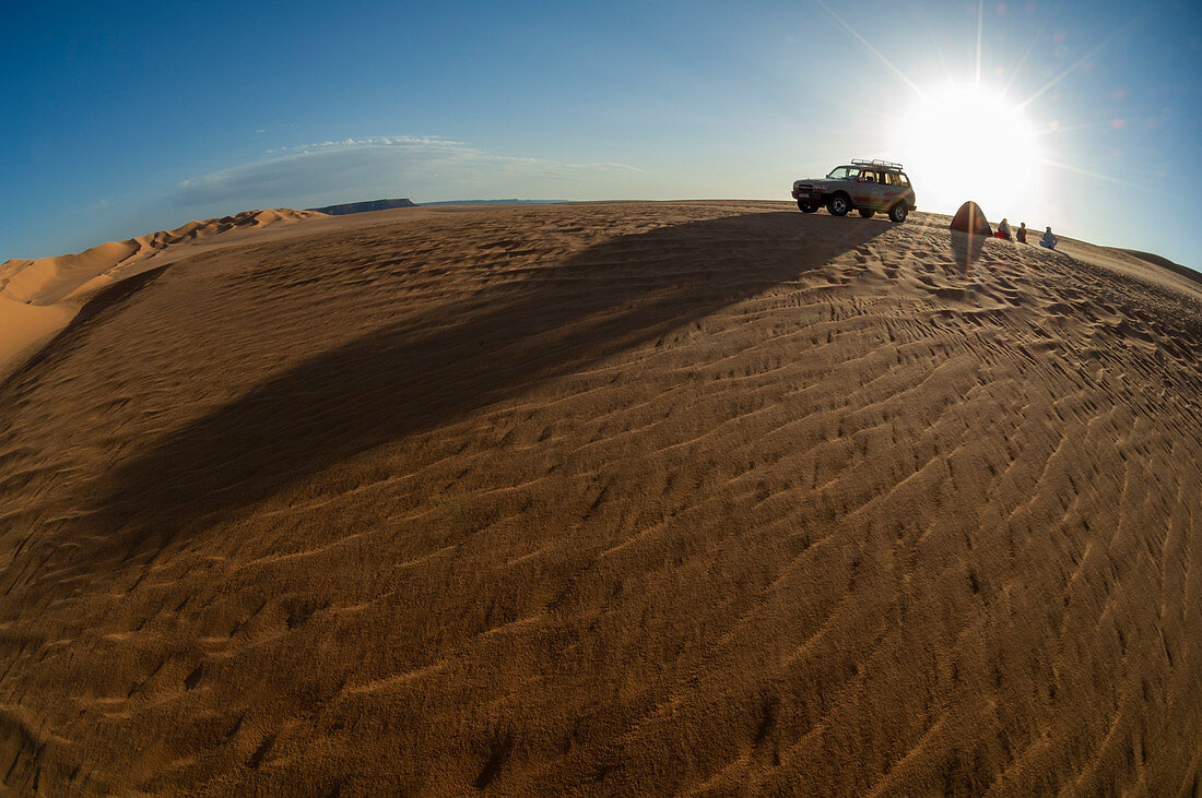 Zelt und SUV in der Wüste, Erg Awbari, Sahara Wüste, Fezzan, Libyen.