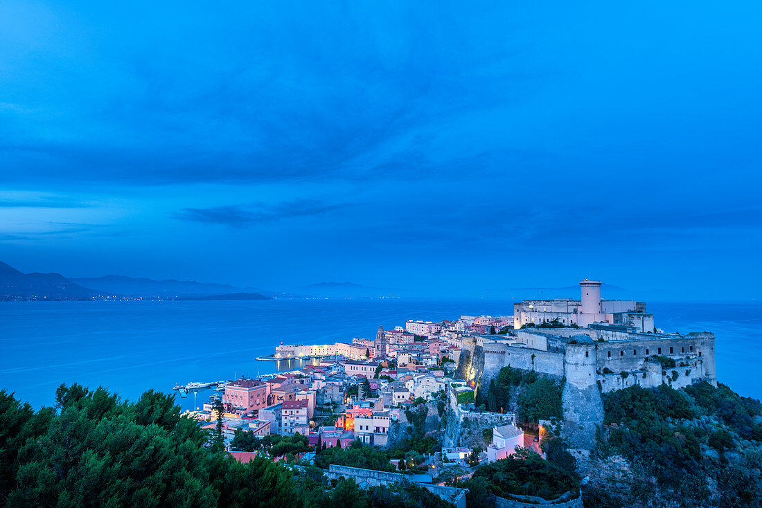 Mittelalterliche Stadt Gaeta in der Abenddämmerung, Europa, Italien, Latium, Provinz Latina, Gaeta