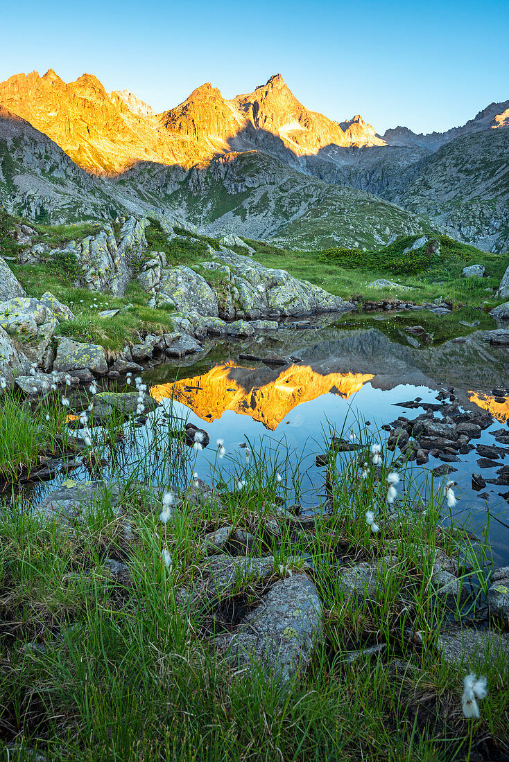 Rhätische Alpen bei Sonnenaufgang im Nambrone-Tal. Europa, Italien, Trentino-Südtirol, Provinz Trient, Nambrone-Tal, Sant' Antonio di Mavignola.