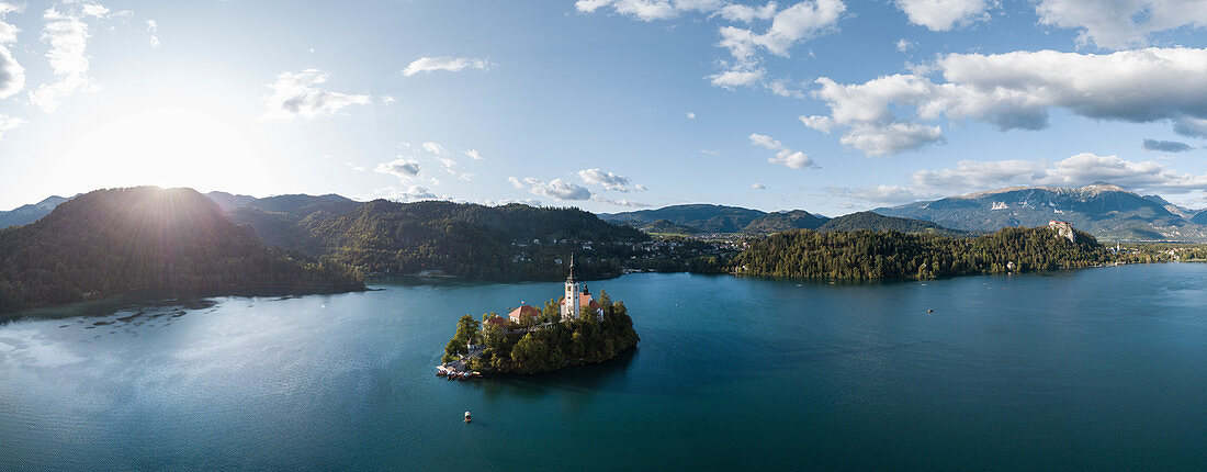 Luftaufnahme der Insel Bled mit Kirche Mariä Himmelfahrt im Morgengrauen, Bleder See, Oberes Krain, Slowenien