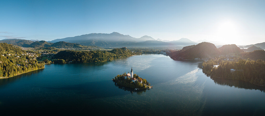 Luftaufnahme der Insel Bled mit Kirche Mariä Himmelfahrt im Morgengrauen, Bleder See, Oberes Krain, Slowenien