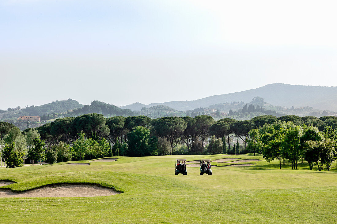 Buggys auf dem Golfplatz