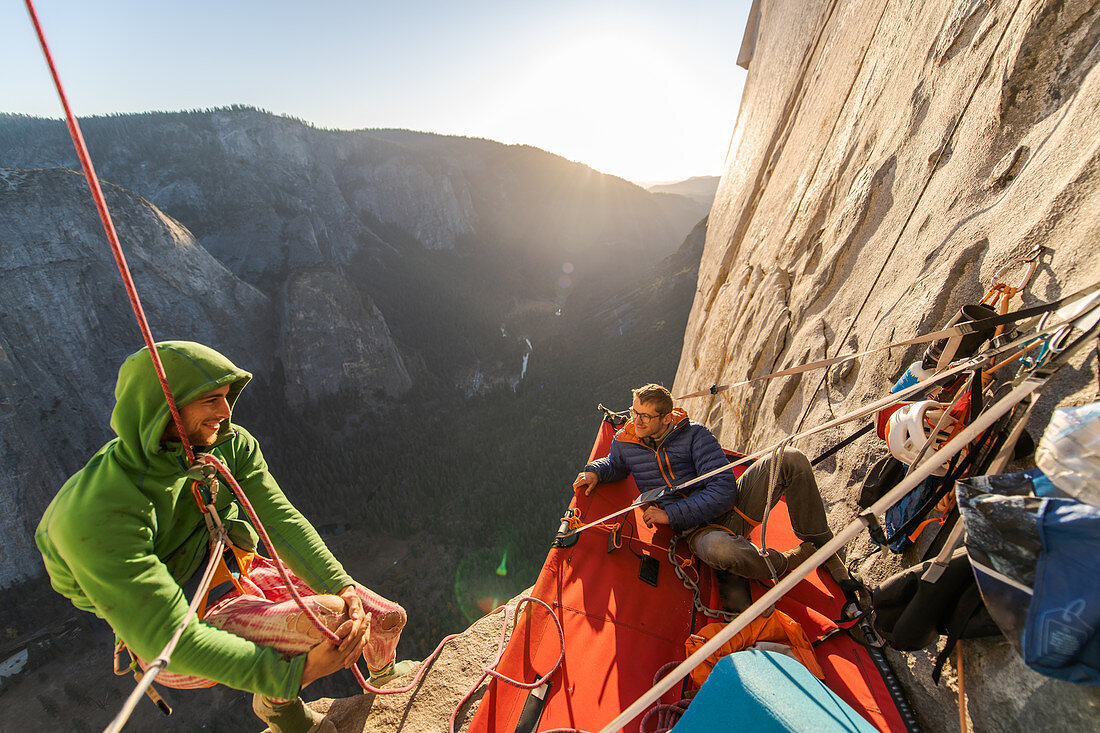 Zwei Bergsteiger in einem Portaledge auf der Nase, El Capitan, Yosemite National Park
