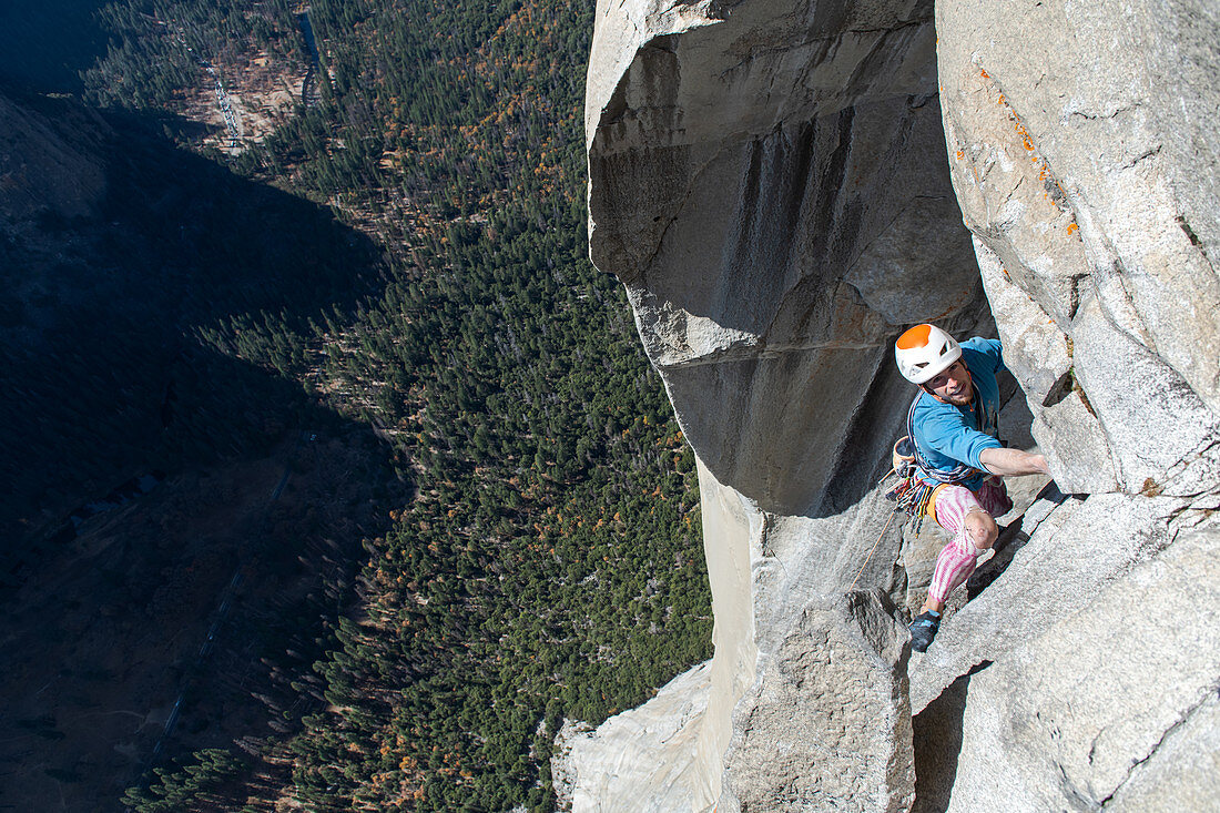 Hohe Winkelansicht des Bergsteigers, der die schiere Wand der Nase, des El Capitan, des Yosemite-Nationalparks aufsteigt.