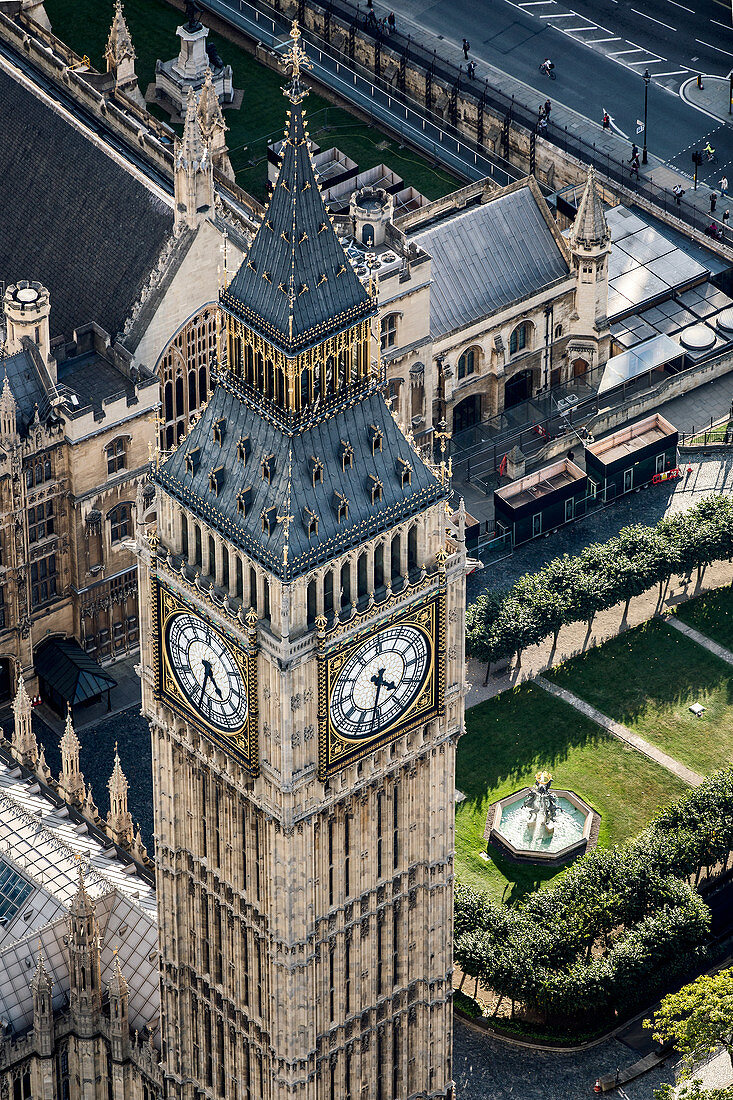 Luftaufnahme von Big Ben, St. Stephens Glockenturm und den Dächern der Houses of Parliament in London