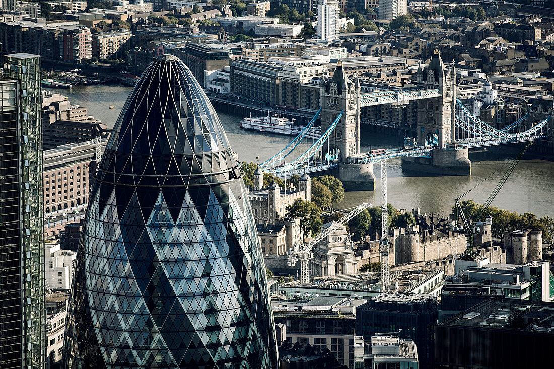 Luftaufnahme des Bürogebäudes The Gherkin und der Tower Bridge über der Themse in London.
