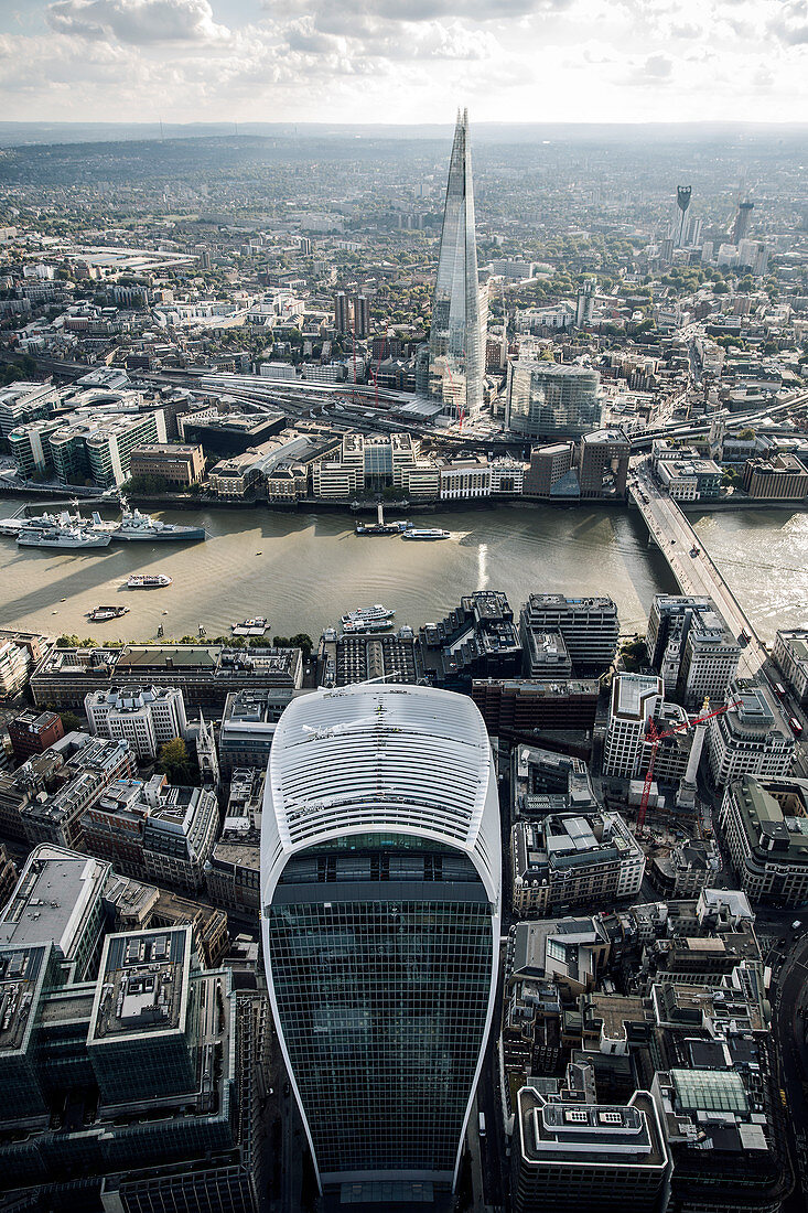 Das moderne Walkie Talkie-Gebäude und Blick auf The Shard über die London Bridge über die Themse in London