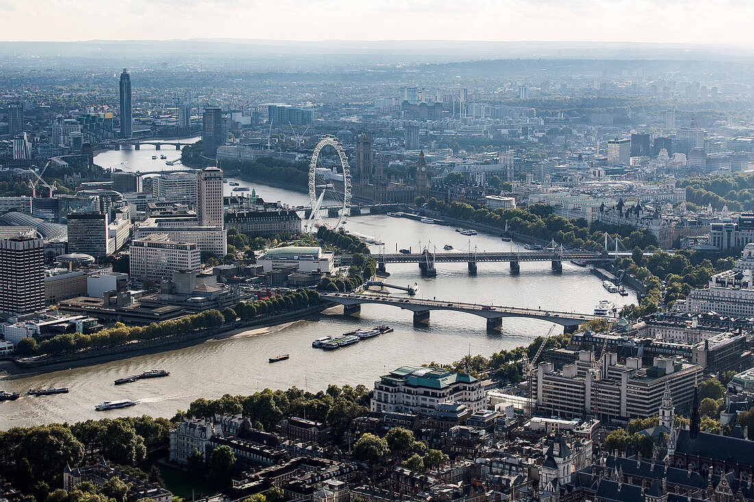 Luftaufnahme der City of London und der Themse im Westen mit Sehenswürdigkeiten wie dem London Eye und Dächern.