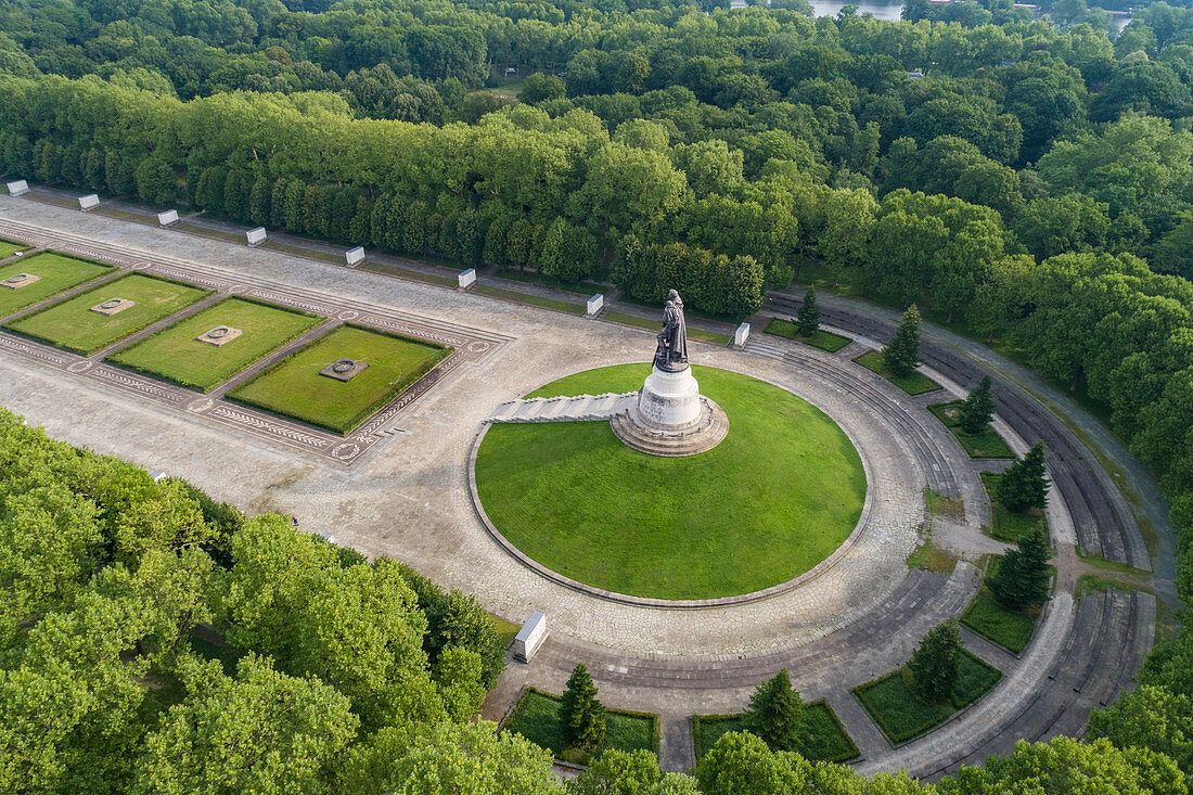 Luftaufnahme des sowjetischen Kriegsdenkmals und des Militärfriedhofs im Treptower Park, Berlin, Deutschland