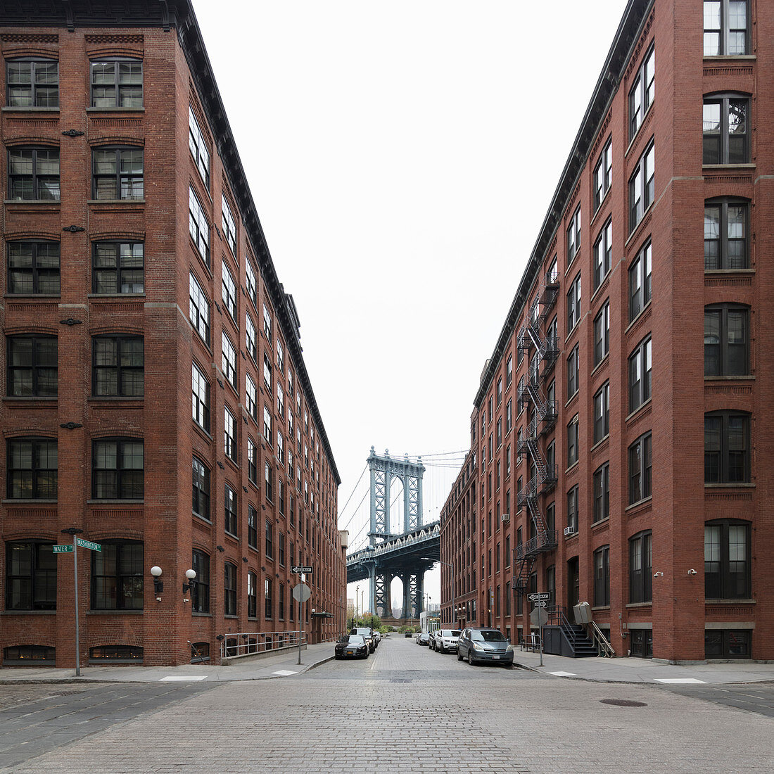 Blick entlang der leeren Straße in Richtung Manhattan Bridge, New York City, USA während der Corona-Virus-Krise
