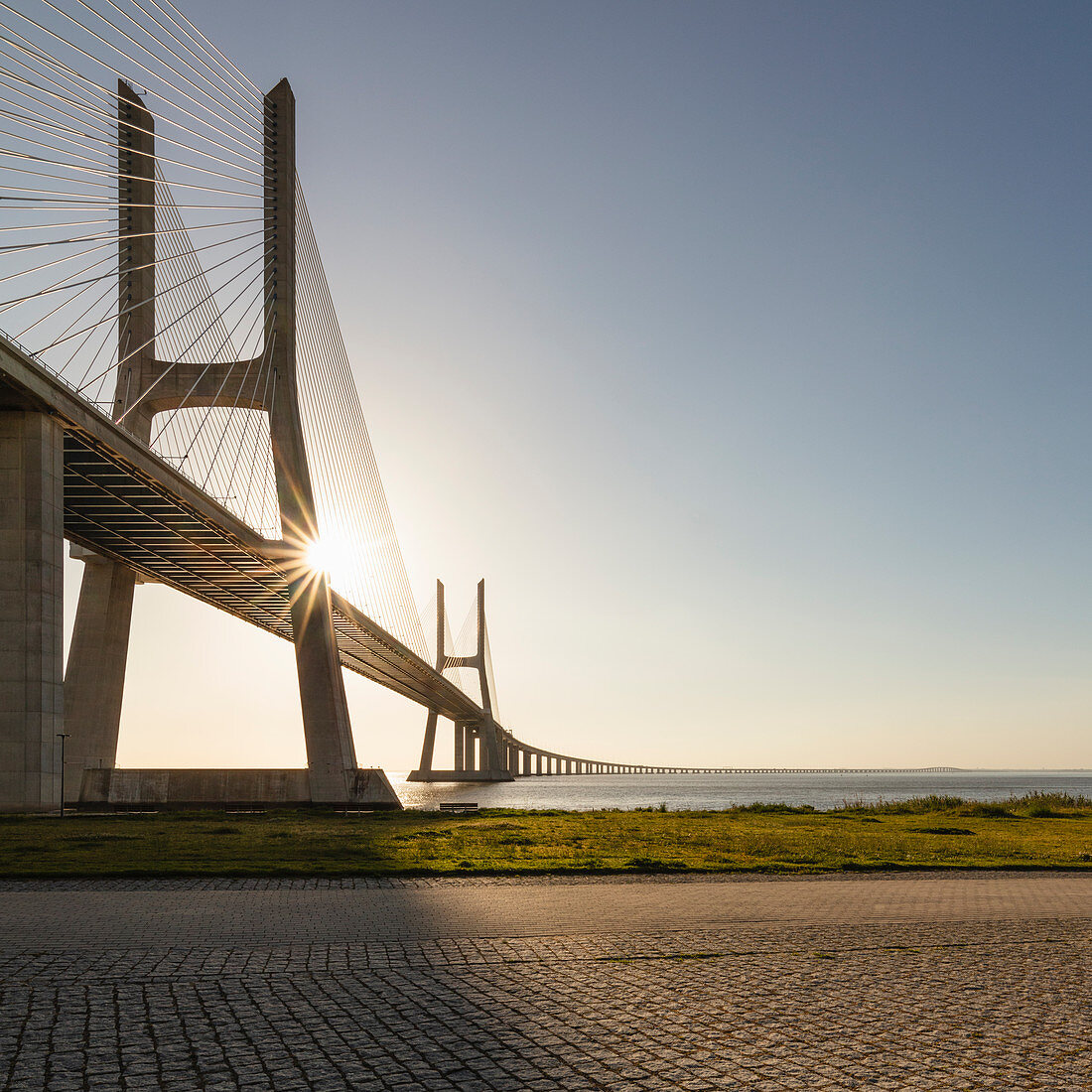 Ansicht der leeren Ponte Vasco da Gama, Lissabon, Portugal während der Corona-Viruskrise