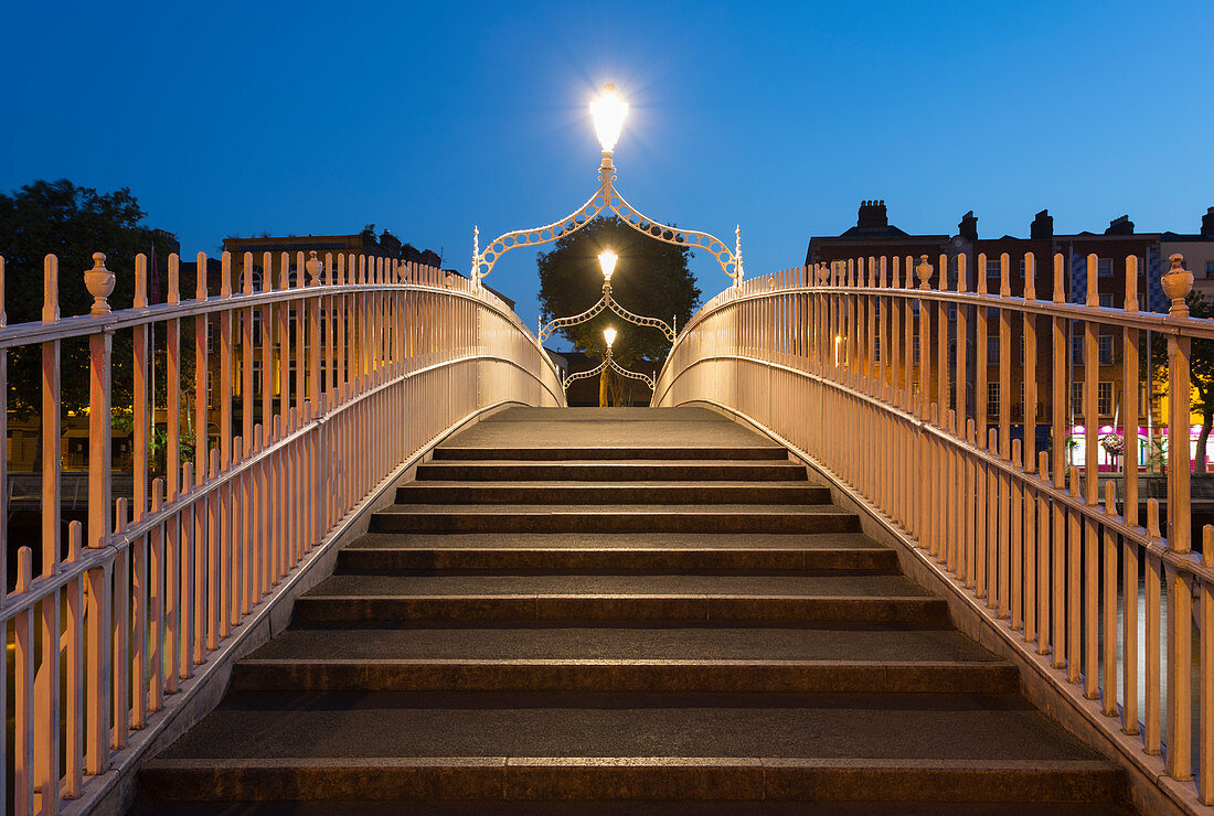 Blick über die leere Ha'penny Bridge, Dublin, Irland während der Corona-Virus-Krise