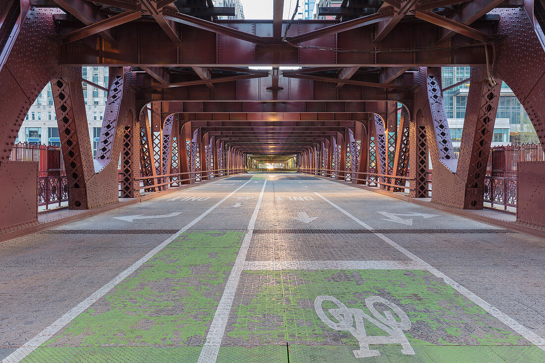 Blick entlang der leeren Wells Street Bridge, Chicago, Illinois, USA während der Corona-Virus-Krise