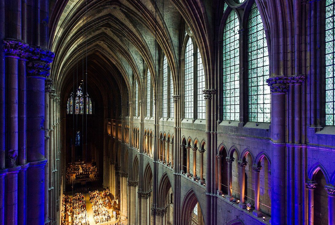 Frankreich, Marne, Reims, Blick auf das Kirchenschiff der Kathedrale, das von der UNESCO zum Weltkulturerbe erklärt wurde, vom Triforium während eines Konzerts