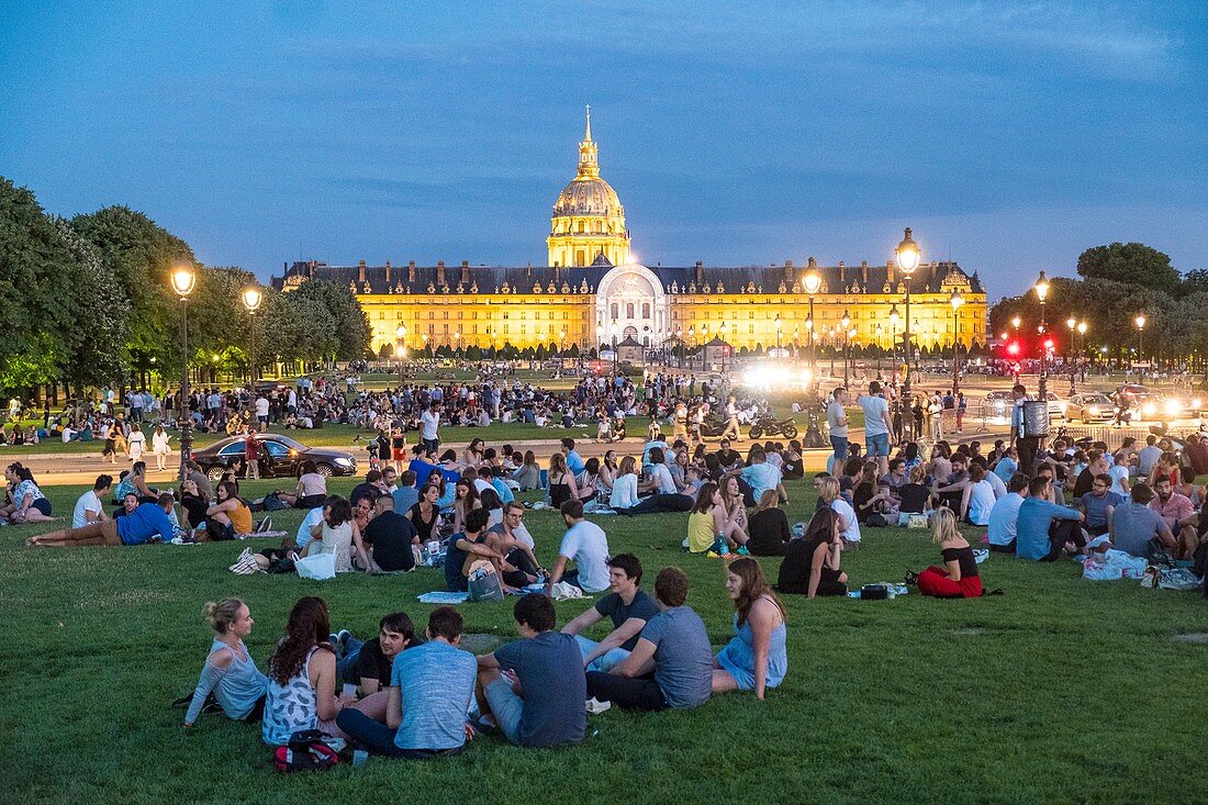 Frankreich, Paris, Esplanade des Invalides, Picknick an Sommerabenden und das Hotel des Invalides im Hintergrund