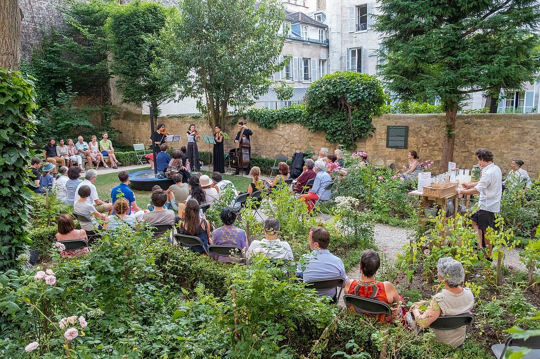 Frankreich, Paris, Fete de la Musique, Stadtteil Saint-Germain-des-Pres, klassisches Konzert in den Gärten des Eugene Delacroix Museums