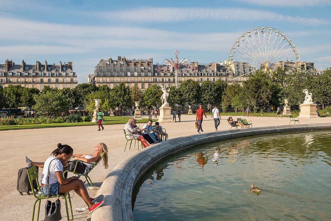 France, Paris, Jardin des Tuileries, the large round basin