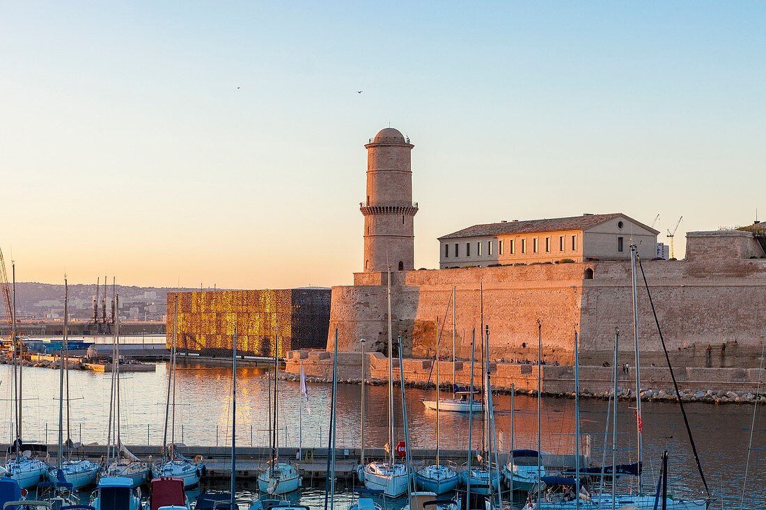Frankreich, Bouches du Rhone, Marseille, Fort Saint Jean und die Boote des Vieux Port (Alter Hafen)