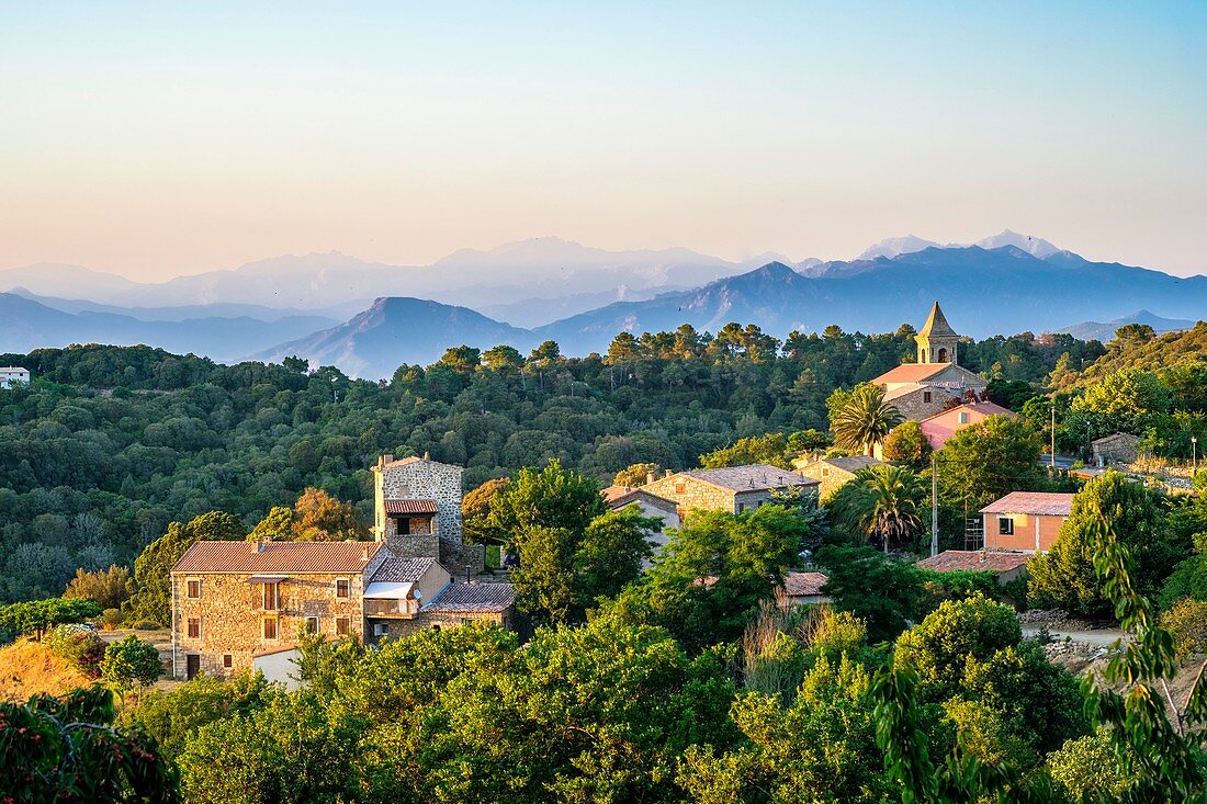 Frankreich, Corse-du Sud (2A), Region Prunelli, Wanderweg Mare e Monti Sud, zwischen Porto Pollo und Coti-Chiavari, Dorf Coti-Chiavari