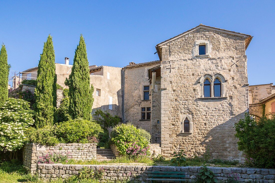 Frankreich, Vaucluse, regionales Naturschutzgebiet von Luberon, Viens, Haus aus dem 13. Jahrhundert im alten Dorf