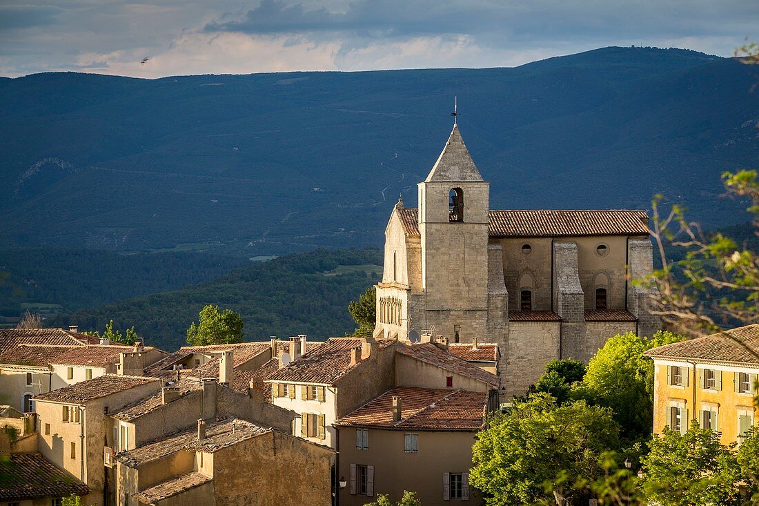 Frankreich, Vaucluse, regionales Naturschutzgebiet von Luberon, Saignon, das Dorf, die Kirche Notre Dame of Pity oder Saint Marie de Saignon aus dem XII. Jahrhundert