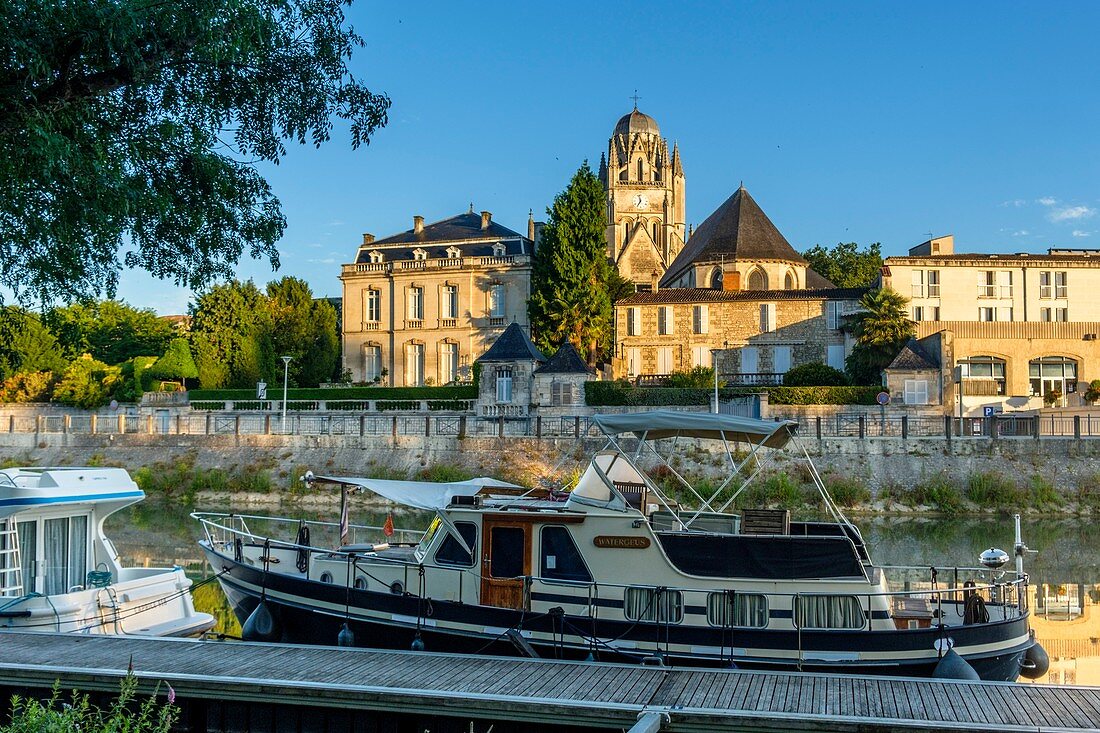 Frankreich, Charente Maritime, Saintonge, Saintes, Kathedrale Saint Pierre und Ufer des Flusses Charente