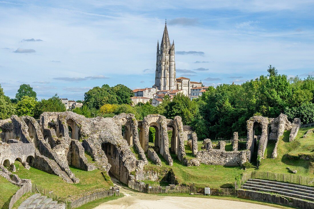 Frankreich, Charente Maritime, Saintonge, Saintes, das römische Amphitheater, das um 40 n. Chr. Mit einer Kapazität von 12 000 bis 18 000 Plätzen erbaut wurde