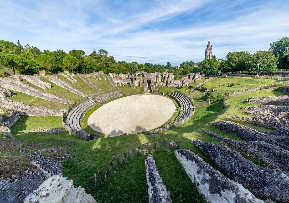 Frankreich, Charente Maritime, Saintonge, Saintes, das römische Amphitheater, das um 40 n. Chr. Mit einer Kapazität von 12 000 bis 18 000 Plätzen erbaut wurde