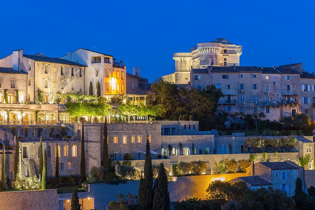 Frankreich, Vaucluse, regionales Naturschutzgebiet von Lubéron, Gordes, zertifizierte die schönsten Dörfer Frankreichs, das Schloss der Renaissance und die Gärten des Hotels mit fünf Sternen La Bastide de Gordes