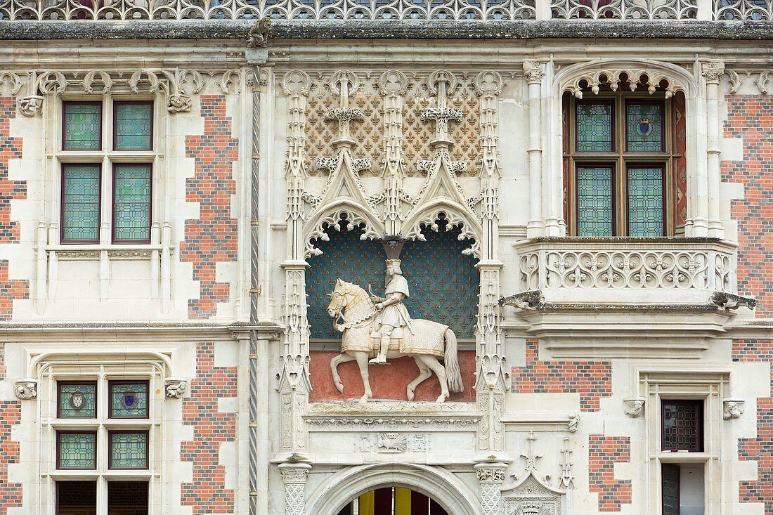 Frankreich, Loir et Cher, Loiretal, von der UNESCO zum Weltkulturerbe erklärt, Blois, Königliches Schloss von Blois, Äquidianstatue von König Ludwig dem 12. an der Fassade des Schlosses