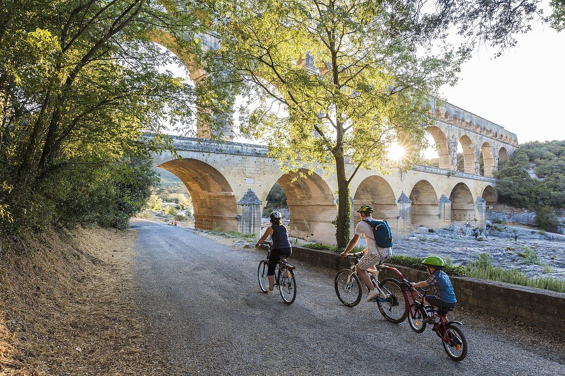 Frankreich, Gard, Vers Pont du Gard, der Pont du Gard, der von der UNESCO zum Weltkulturerbe erklärt wurde, große Stätte Frankreichs, römisches Aquädukt aus dem 1. Jahrhundert, das über den Gardon führt